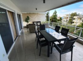 Ανακαινισμένο Διαμέρισμα 2 Υπνοδωματίων στη Βουλιαγμένη με Μεγάλη Βεράντα & Θέα Θάλασσα - Renovated 2-Bedroom Apartment in Vouliagmeni with Large Veranda & Sea View
